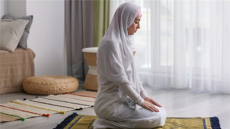 ما حكم صلاة المرأة كاشفة شعرها فى بيتها؟.. الإفتاء تجيب