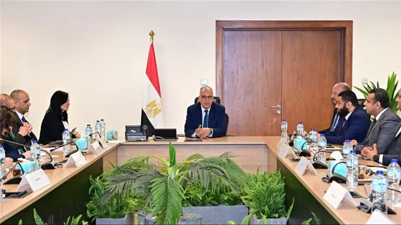 وزير الري يلتقي ممثلي عدد من الشركات المصرية المقرر أن تشارك في تنفيذ مشروعات تنموية بدول حوض النيل الجنوبي الشقيقة
