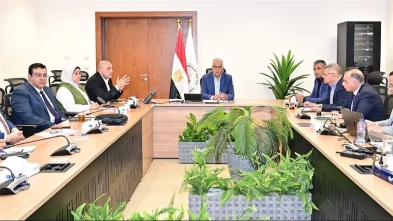 وزير الري يتابع تنفيذ المشروع القومي لتأهيل المنشآت المائية