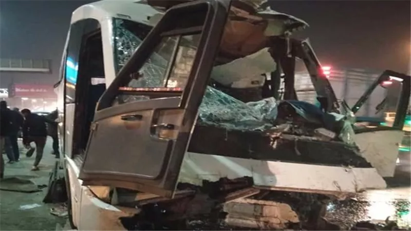 رفع آثار حادث الطريق الدائري بالسلام وإعادة تسيير الحركة المرورية