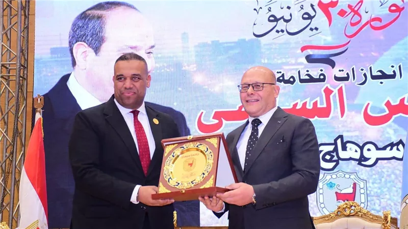 وسط تصفيق حاد من الحضور.. جامعة سوهاج تكرّم الكاتب الصحفي والمحلل السياسي الدكتور محمد كمال بعد تألقه في الجلسة الافتتاحية لمؤتمر “استراتيجية بناء الدول.. مصر نموذجًا”