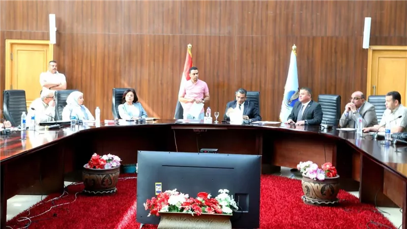 محافظ البحر الأحمر يوجه بالحل الفوري لشكاوى المواطنين في لقائه الدوري 