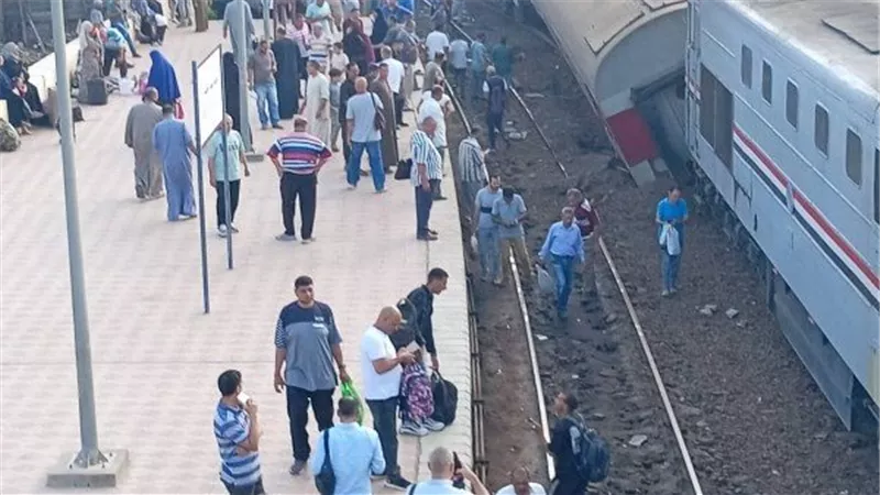 الدفع بأوناش لرفع عربة قطار محلة روح لإعادة تسيير حركة القطارات بطنطا..صور 