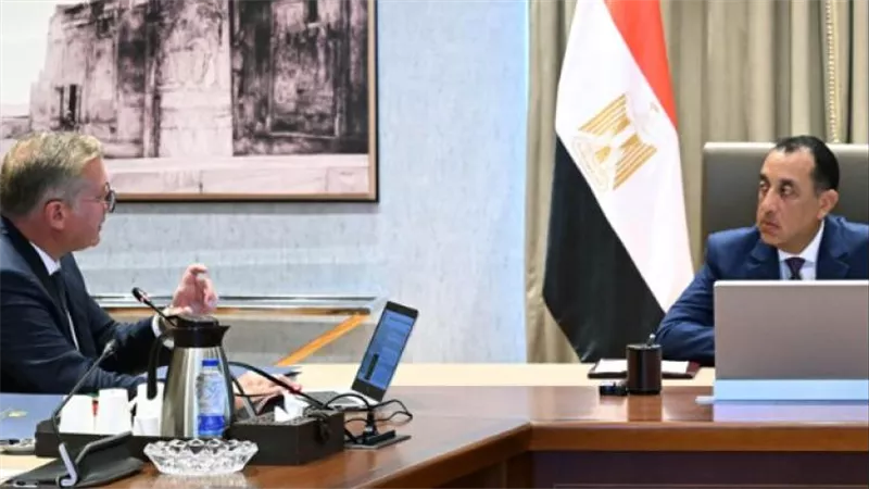 المهندس كريم بدوي وزير البترول خلال اجتماع رئيس الوزراء 