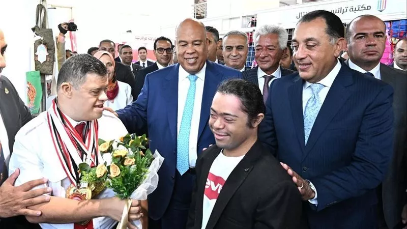 رئيس الوزراء يتفقد 8 أجنحة لمنتجات ذوي الهمم بمعرض «أهلًا مدارس 2026»